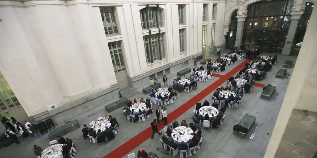 Cena de gala en el Palacio de Cibeles con alfombra roja y mesas organizadas para la entrega de trofeos del Campeonato de España de Fútbol 7 para Bomberos.