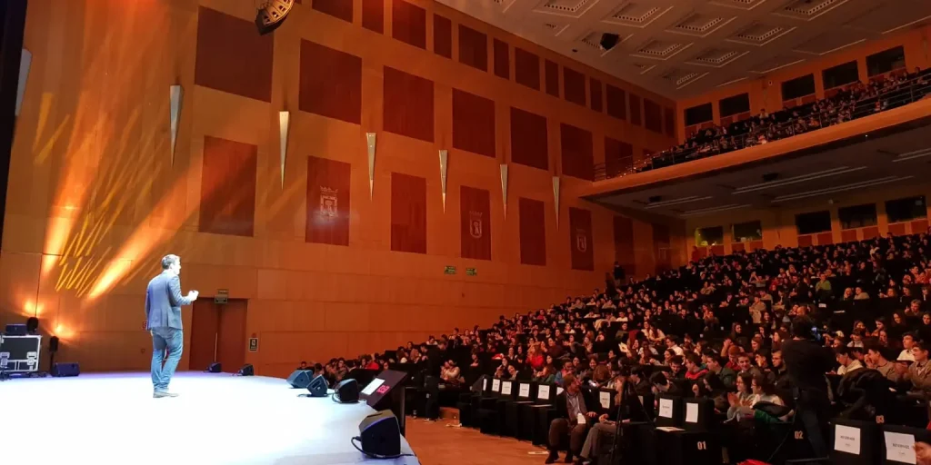 Acto de inauguración del Campeonato de España de Fútbol 7 para Bomberos en el Palacio Municipal de Congresos de Madrid, con autoridades y participantes.